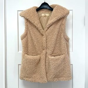 Faux Fur, Natural color vest. Soft, fully lined. Snap front. Size S